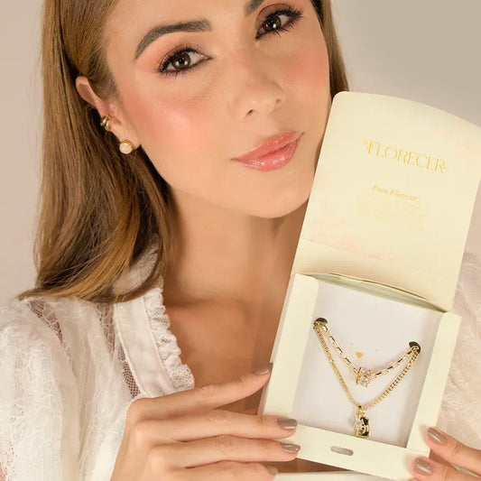 Collar doble con dijes colgantes en baño de oro 24K