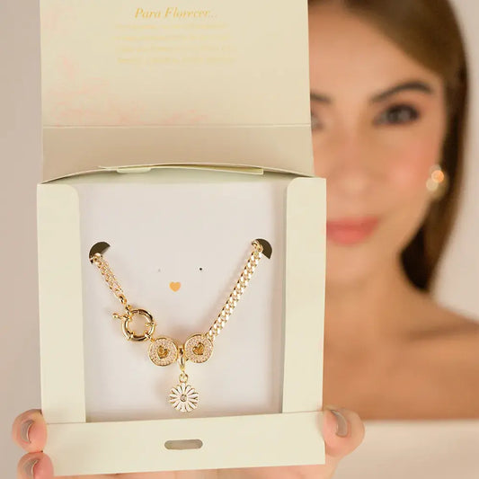 Pulsera con dijes colgantes