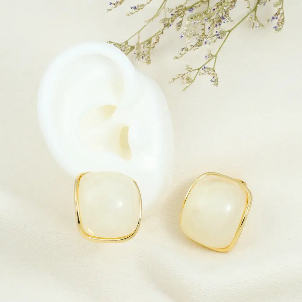 Aretes Cuadrados Esmalte Claro en Baño de Oro