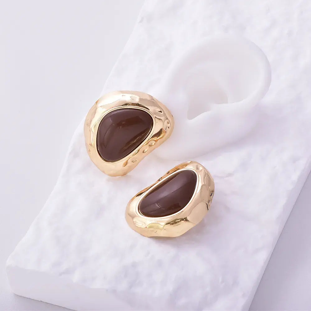 Aretes Dorados con Piedra Color Vino