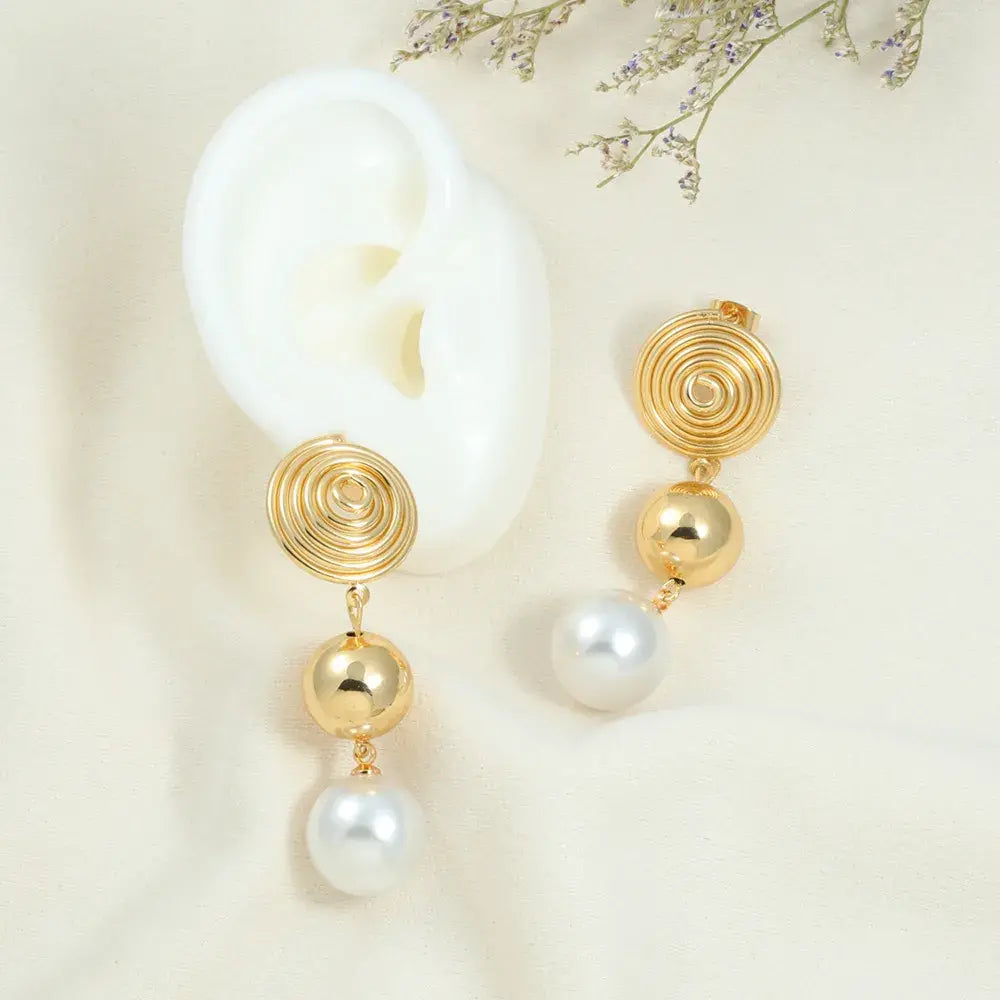 Aretes Espiral Dorada con Perla en Baño de Oro