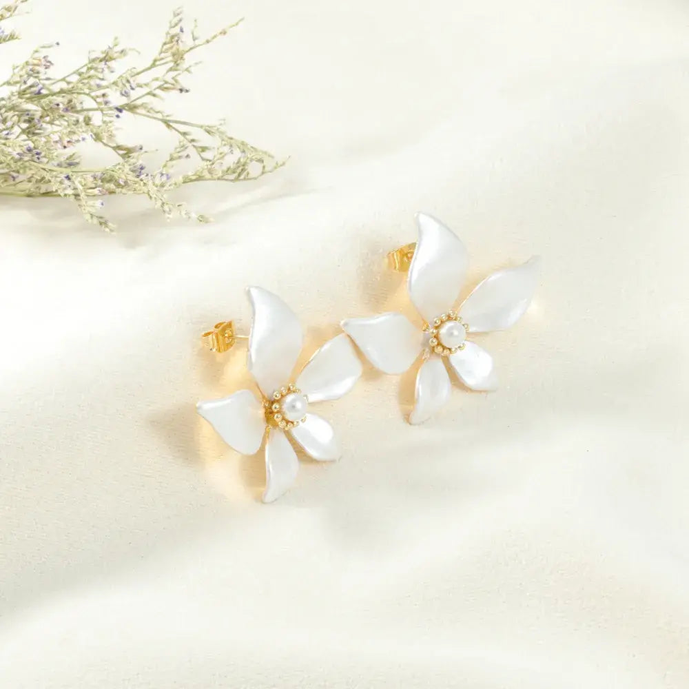 Aretes dorados flor nacarada