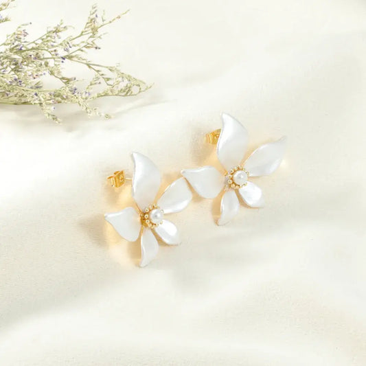 Aretes dorados flor nacarada