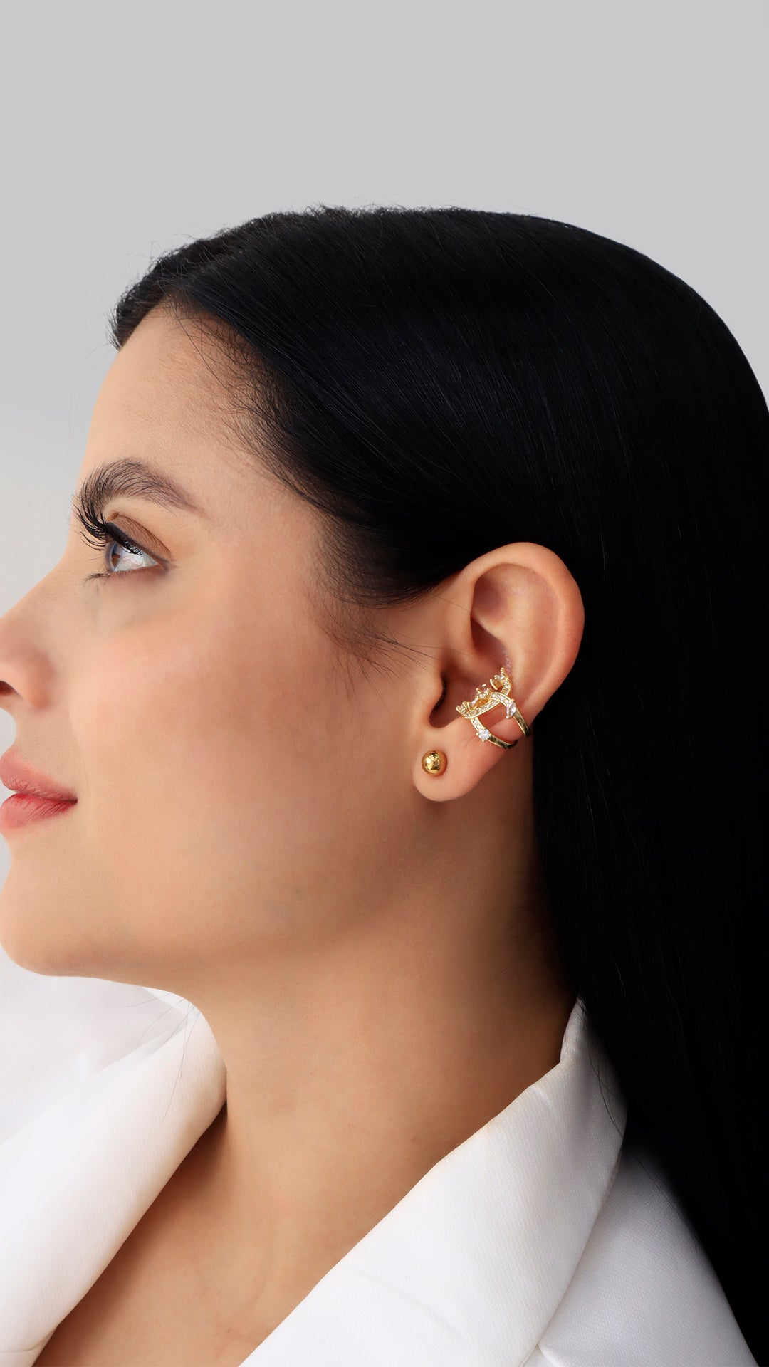 Earcuff dorado ajustable con incrustaciones brillantes