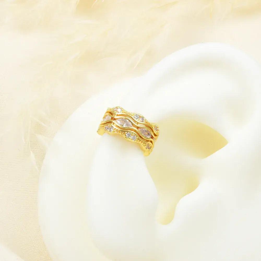 Earcuff de líneas onduladas con circones