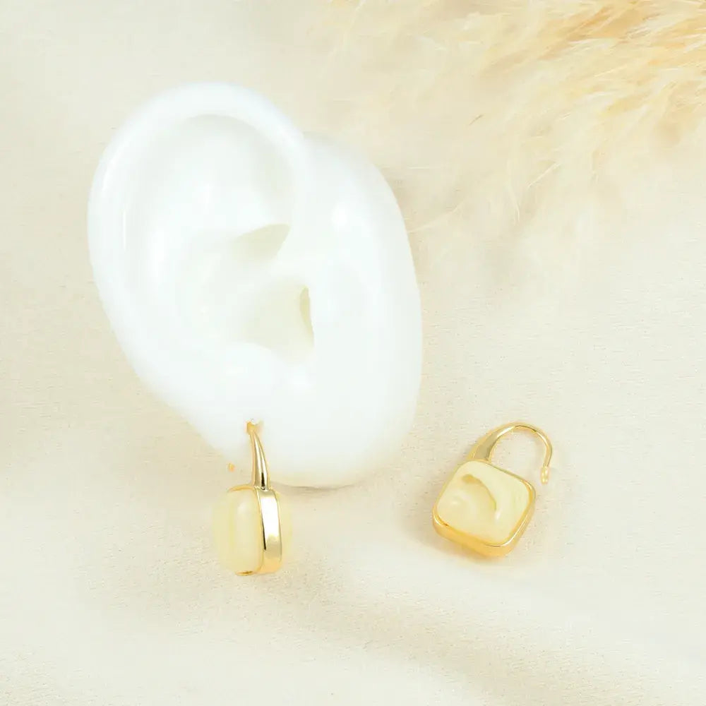 Aretes Geométricos Esmalte Claro en Baño de Oro