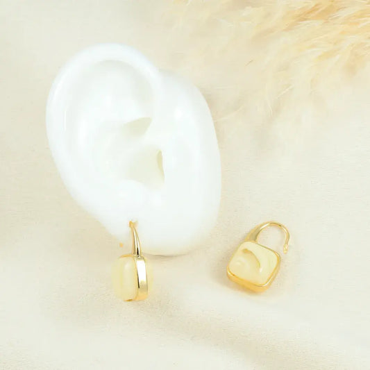 Aretes Geométricos Esmalte Claro en Baño de Oro