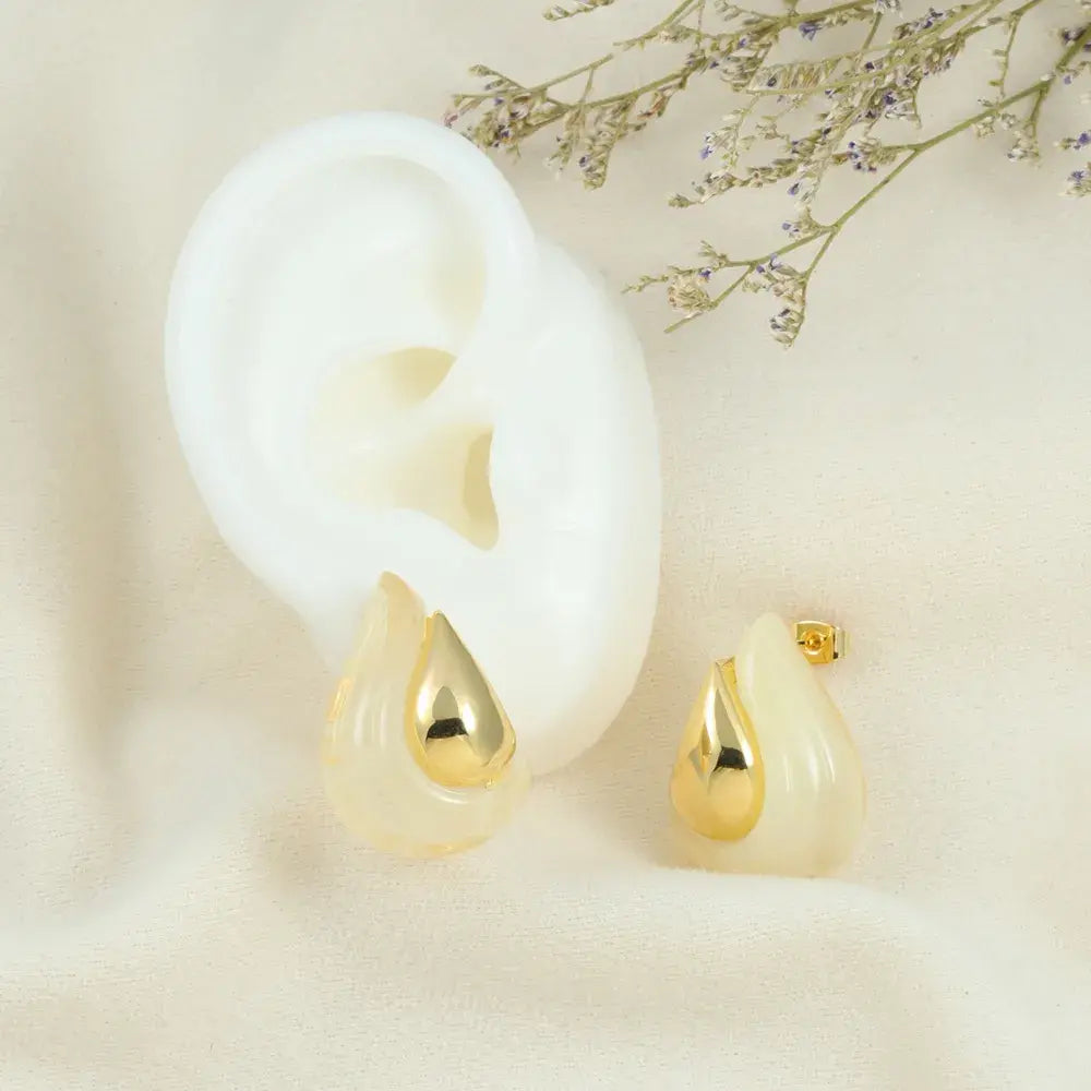 Aretes Gota Bold Esmalte Claro en Baño de Oro