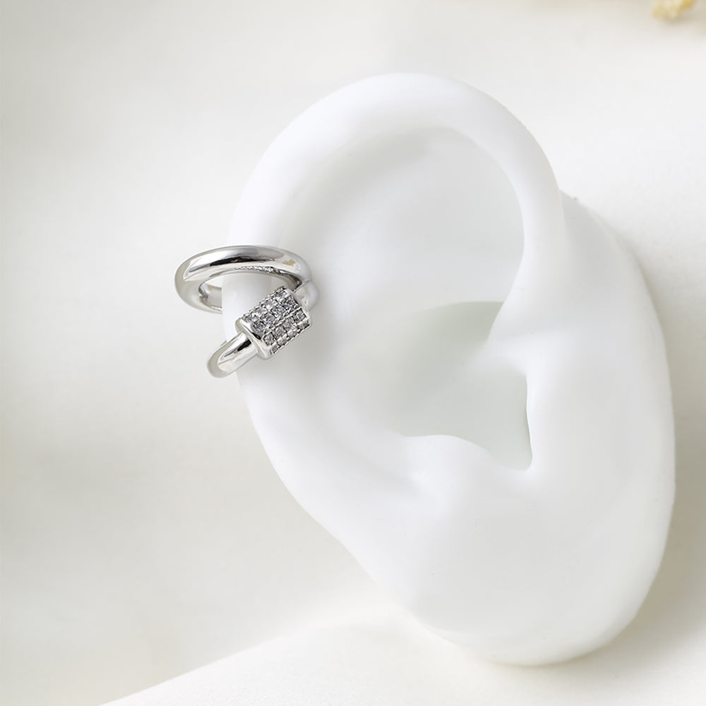 earcuff-plateado-con-detalle-cilindrico