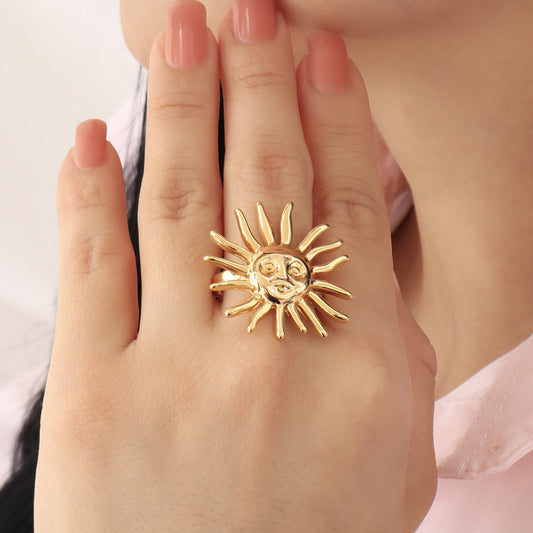 Anillo-Sol-radiante-con-rostro-esculpido