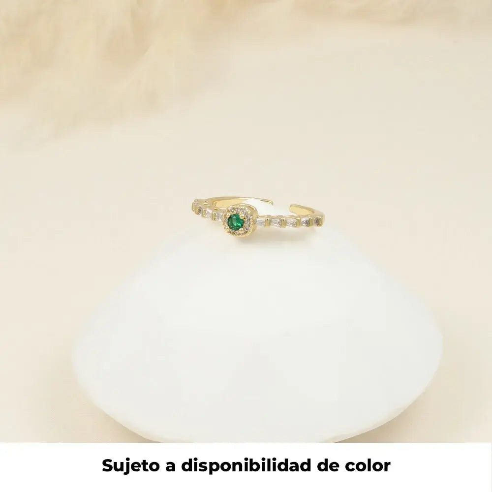 Anillo dorado con piedra redonda verde y detalles de microcircones, diseño elegante y delicado.