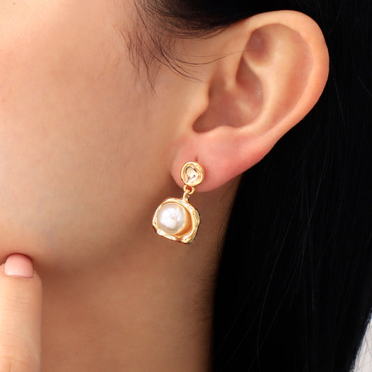 Arete-Topo-con-Perla-Irregular-y-Marco-Texturizado