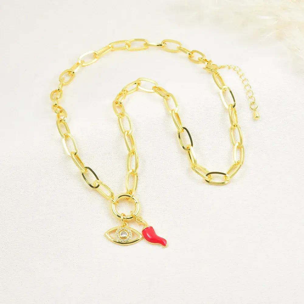 Collar con dijes de ojo turco y cuerno rojo