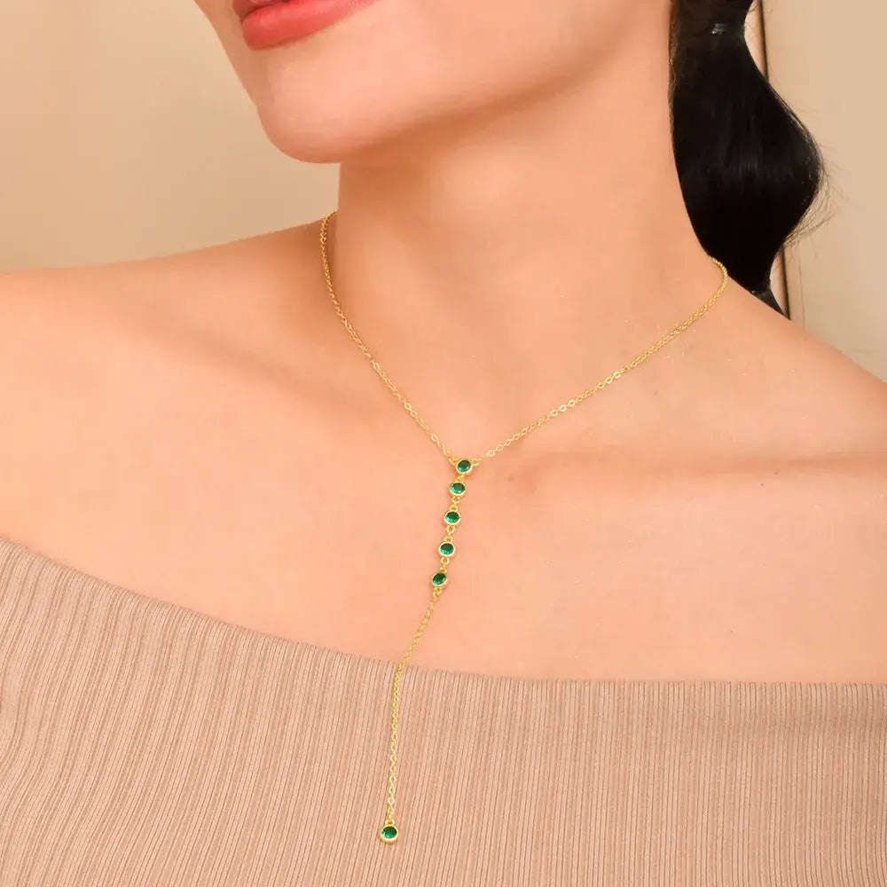 Collar tipo corbatín con piedras