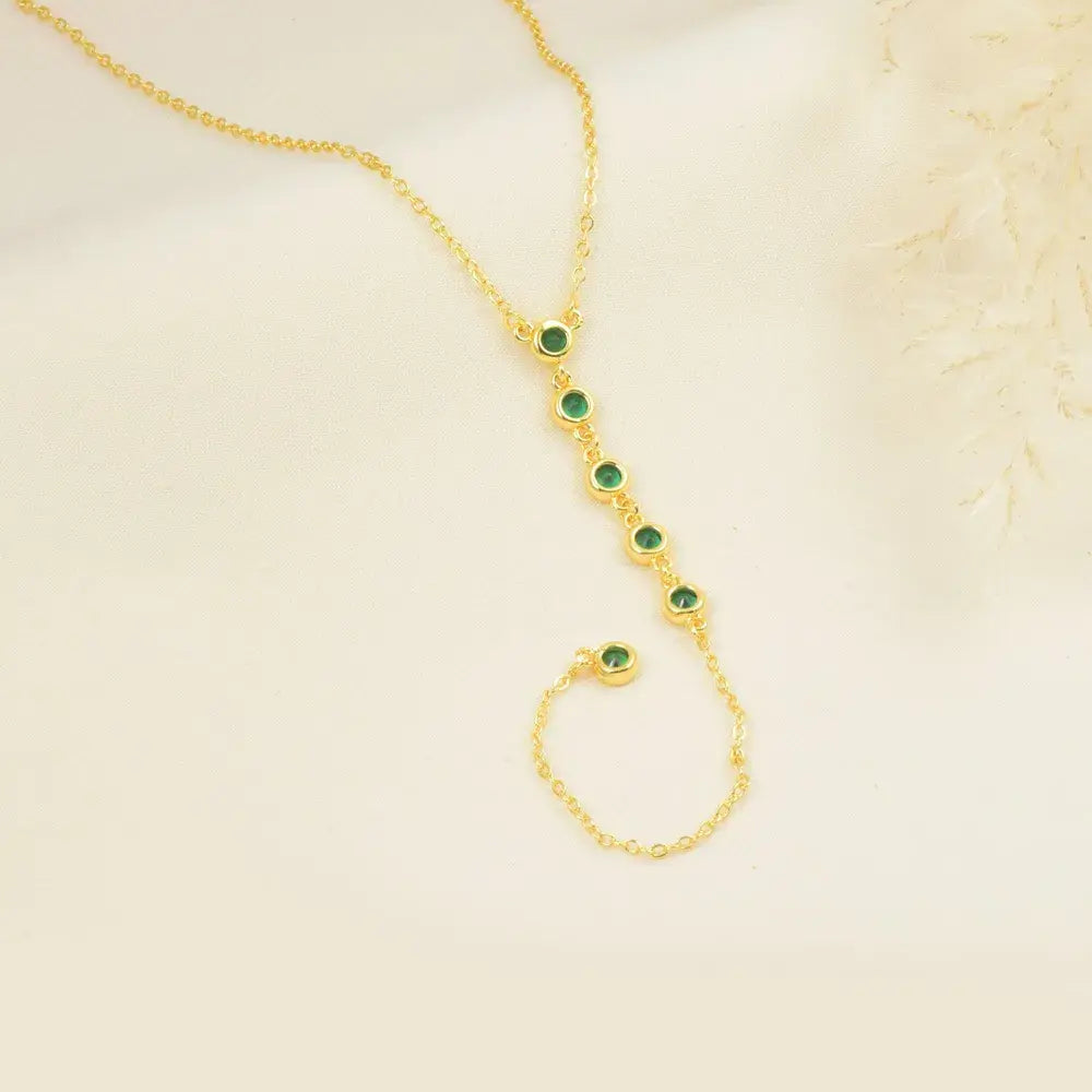 Collar tipo corbatín con piedras