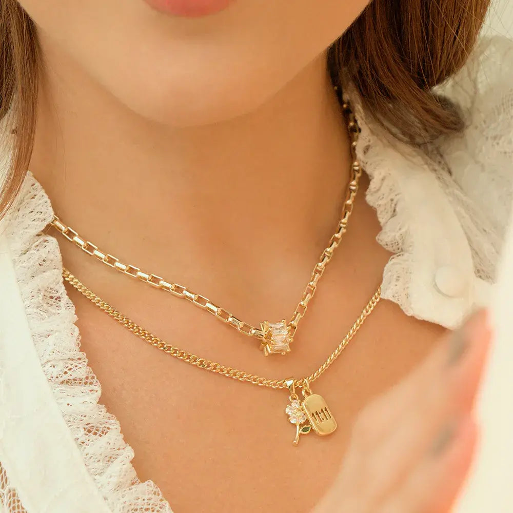 Collar doble con dijes colgantes en baño de oro 24K
