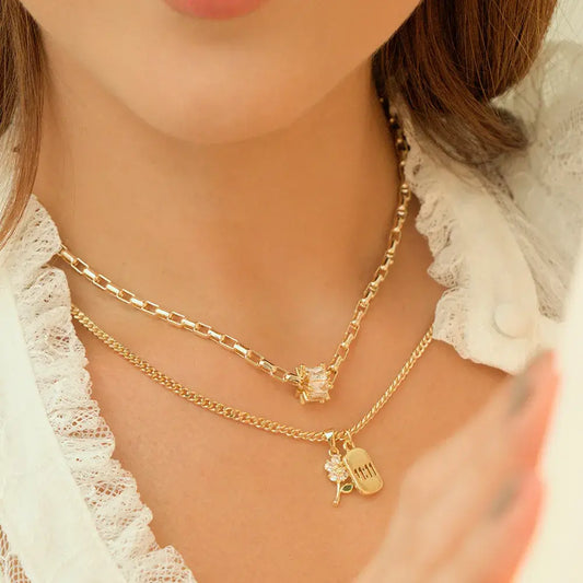 Collar doble con dijes colgantes en baño de oro 24K