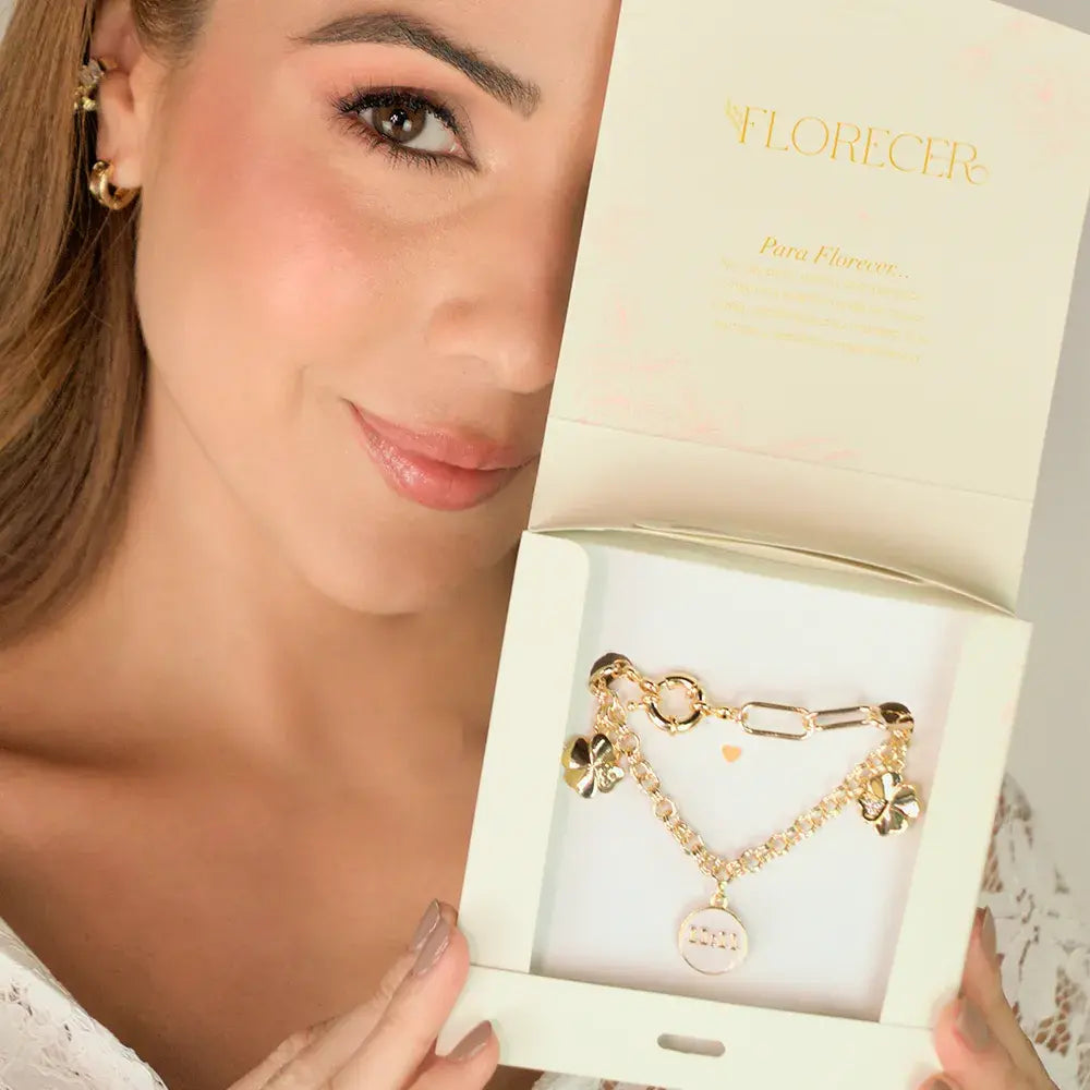 Collar doble con dijes y placa central