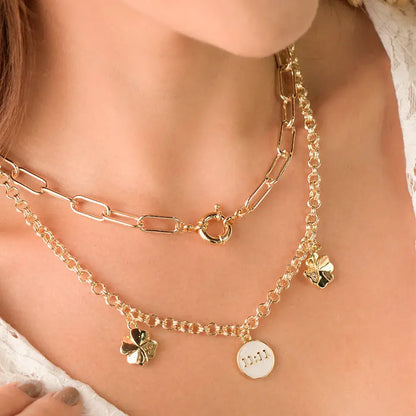 Collar doble con dijes y placa central