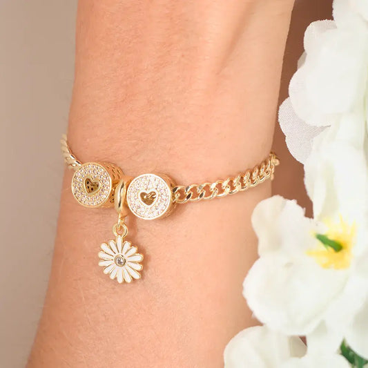 Pulsera con dijes colgantes