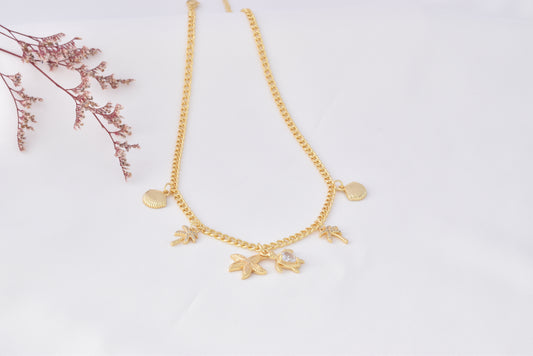 Collar con Dijes Dorados