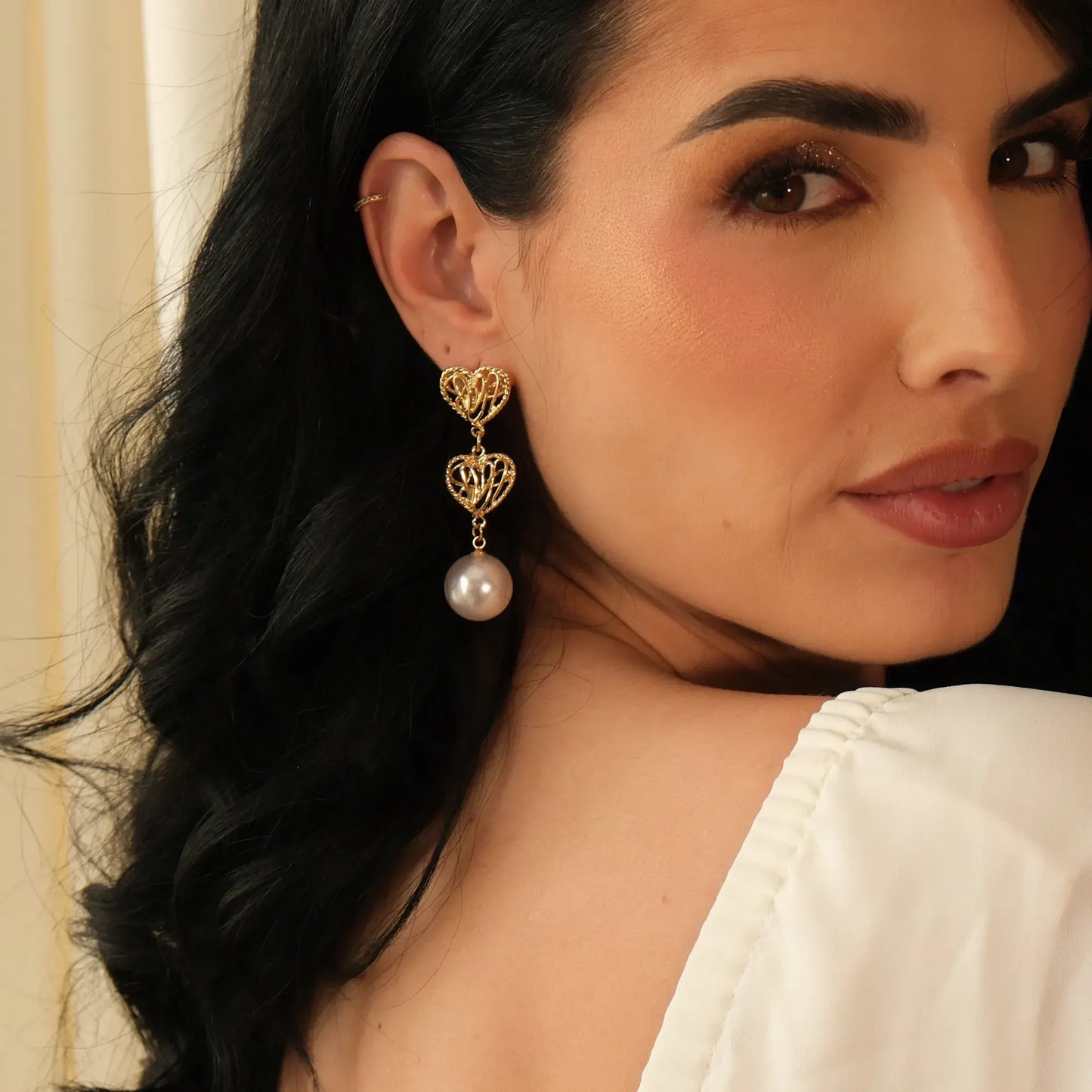 Aretes Corazón Doble con Perla en Baño de Oro