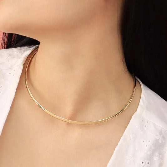 Gargantilla rígida estilo minimalista