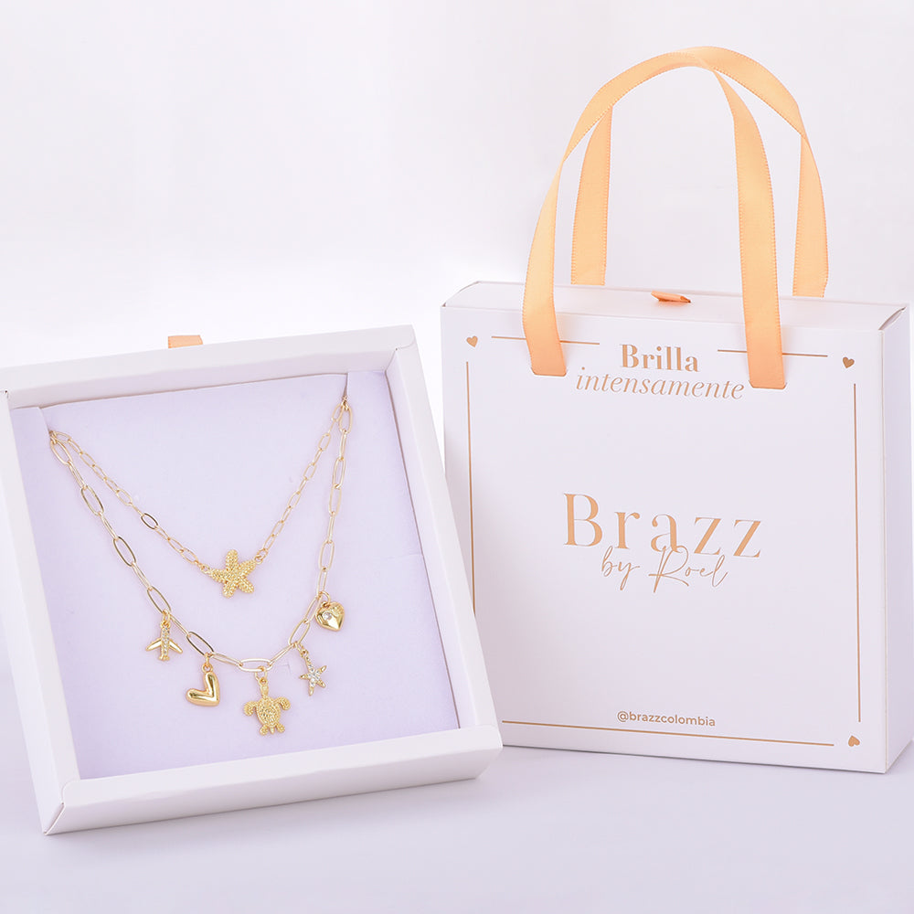 Set de collares dorados con dijes marinos como estrella de mar, tortuga y corazón, en caja Brazz by Roel