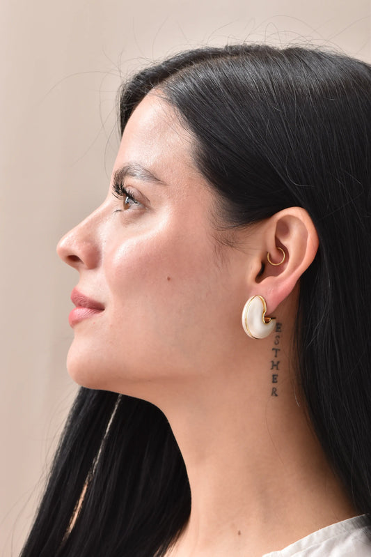 Aretes Topo Beige con Borde Dorado