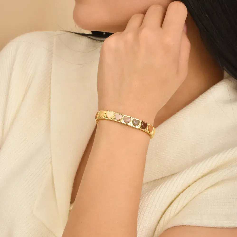 Brazalete dorado corazones minimal