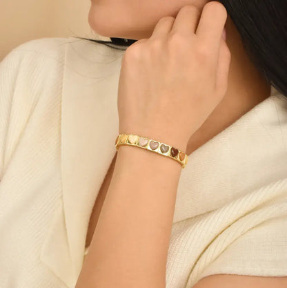 Brazalete dorado corazones minimal