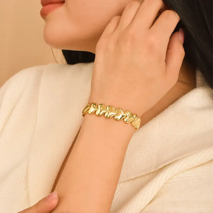 Pulsera con múltiples corazones