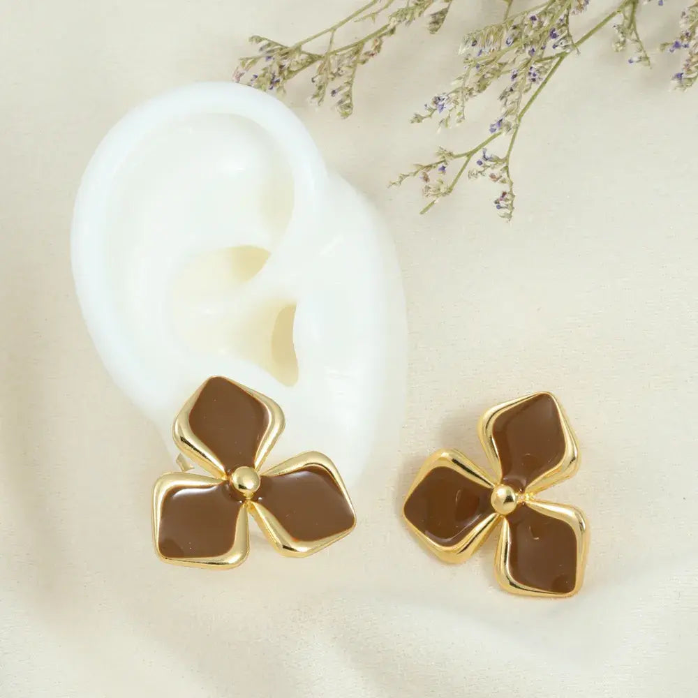 Aretes Flor Esmalte Café en Baño de Oro