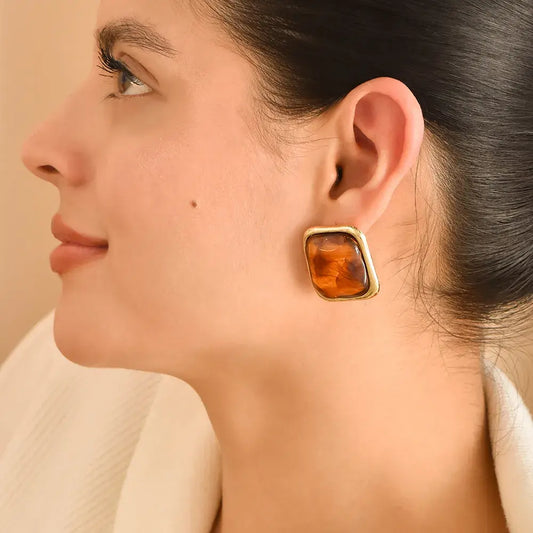 Aretes dorados cuadrados nacarados