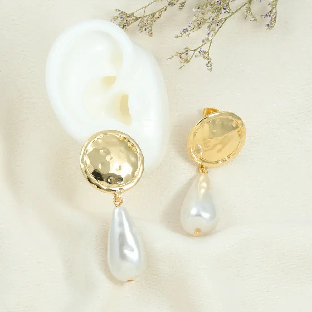 Aretes dorados con perla colgante
