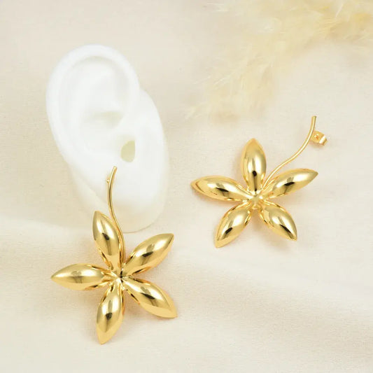 Aretes dorados flor pétalos largos