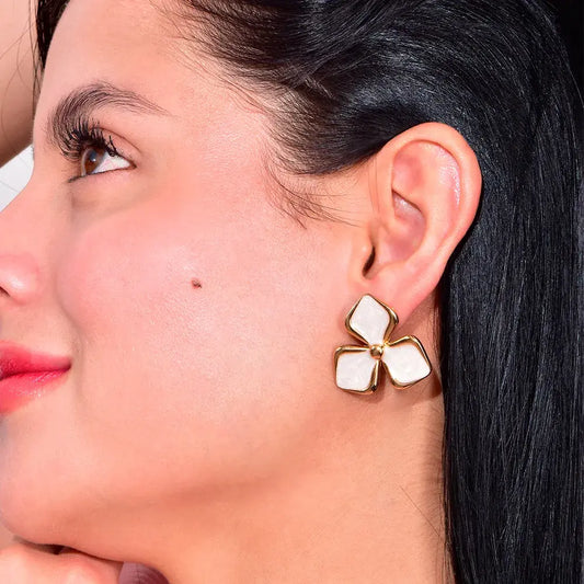 Arete topo flor esmaltada