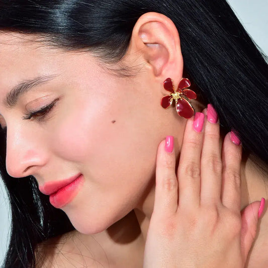Arete Flor Asimétrica Esmaltada