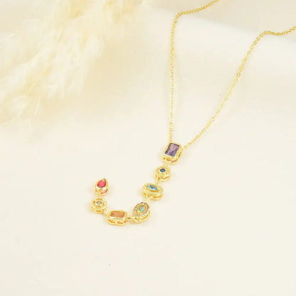 Corbatín dorado con charms