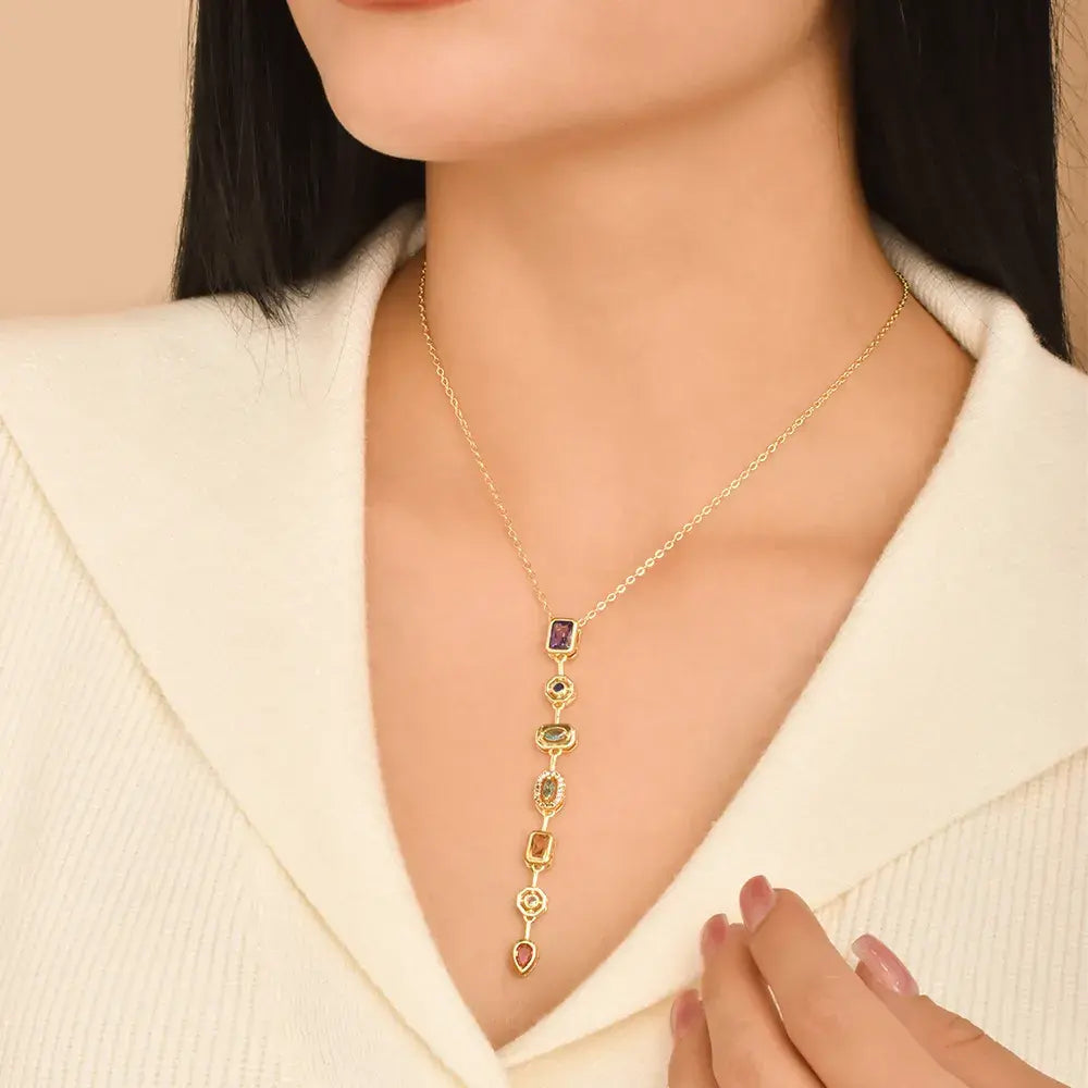 Corbatín dorado con charms