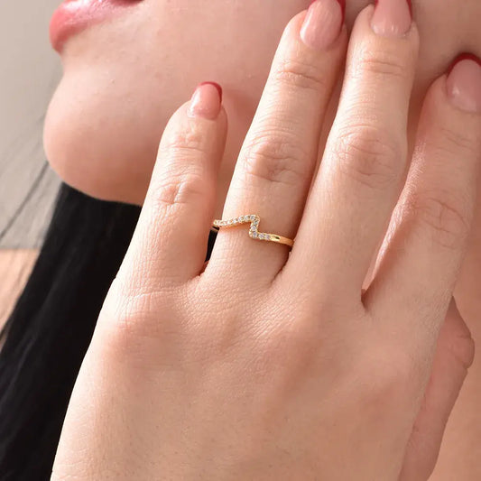 Anillo Delicado Con Microcircones En Diseño Zigzag