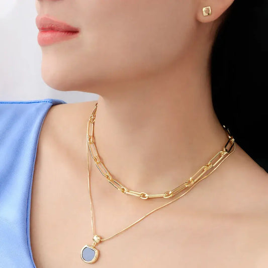 Collar doble con dije circular y cadena tipo eslabón