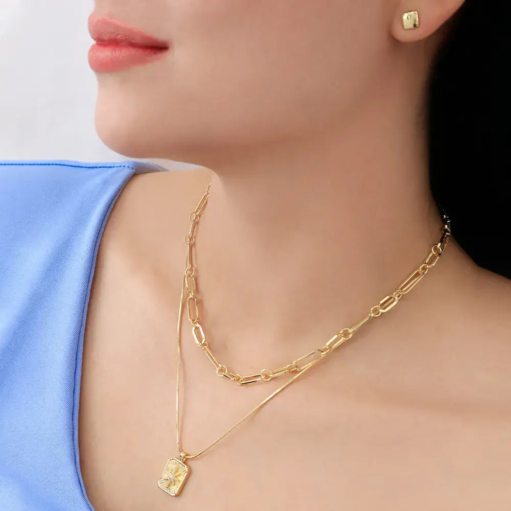 Collar doble con dije rectangular y cadena tipo eslabón