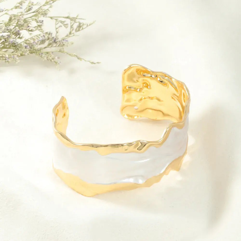 Brazalete dorado irregular nacarado