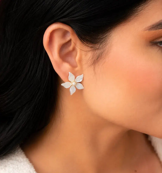 Aretes dorados flor nacarada