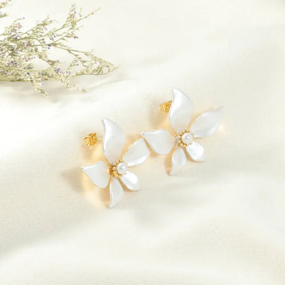 Aretes dorados flor nacarada
