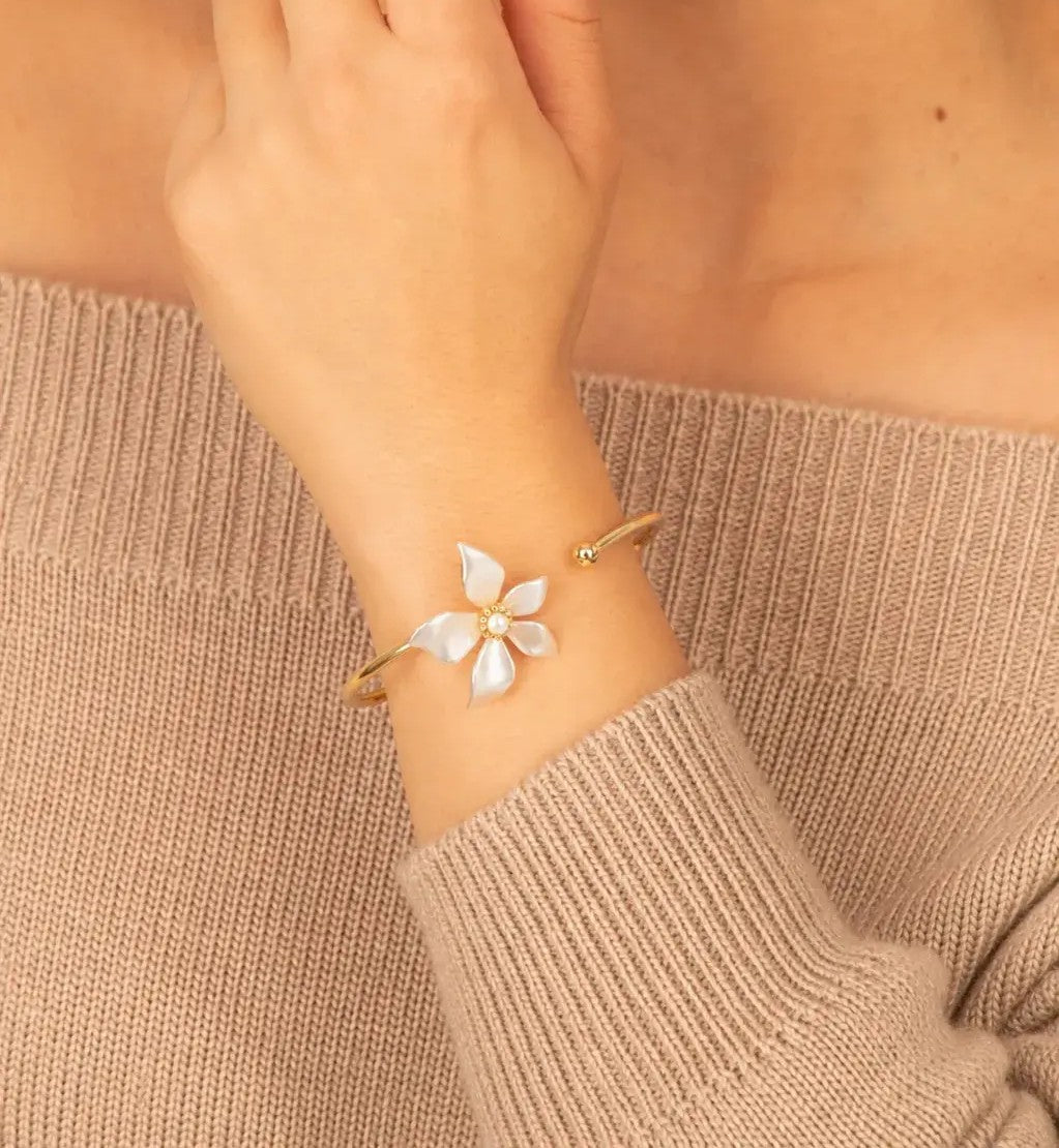 Brazalete dorado flor nacarada