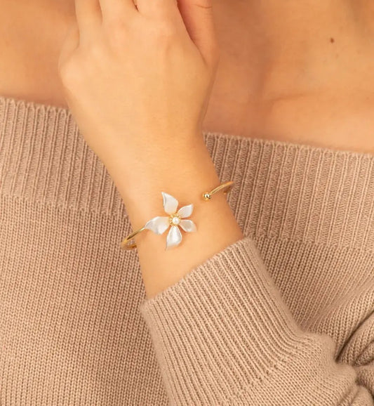 Brazalete dorado flor nacarada