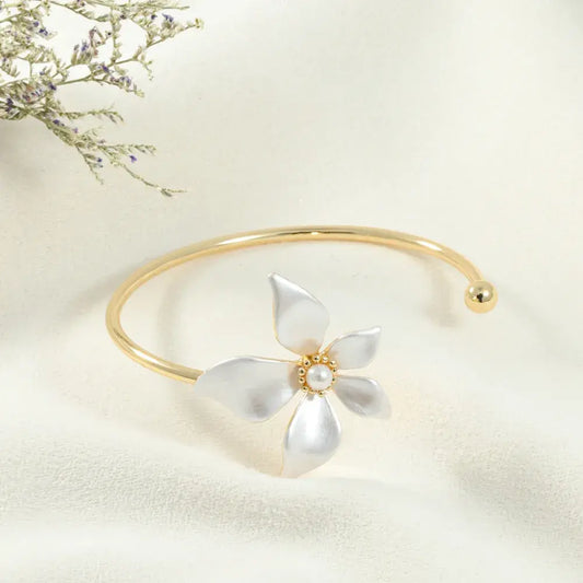 Brazalete dorado flor nacarada