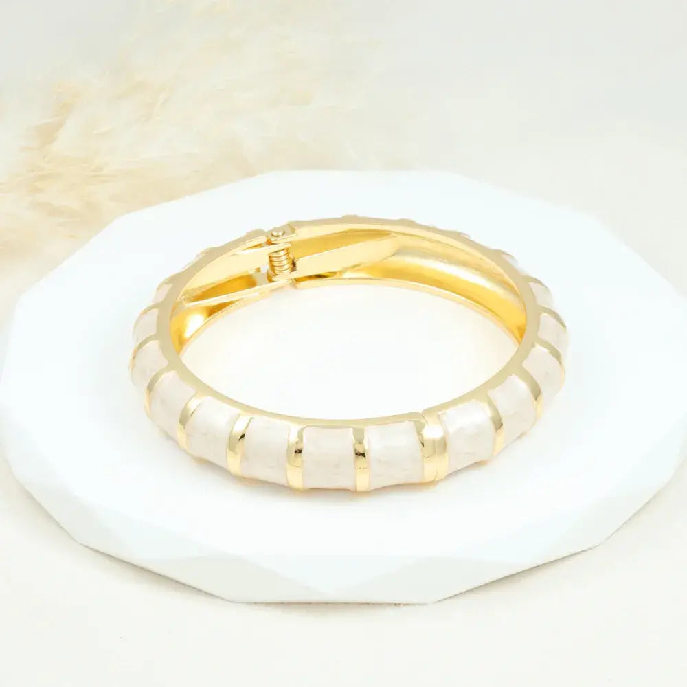 Brazalete blanco con detalles dorados